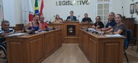 Câmara de Passa-Quatro aprova projetos e destina moções em reunião ordinária; Dr. João Kaiser usa tribuna para falar sobre Autismo