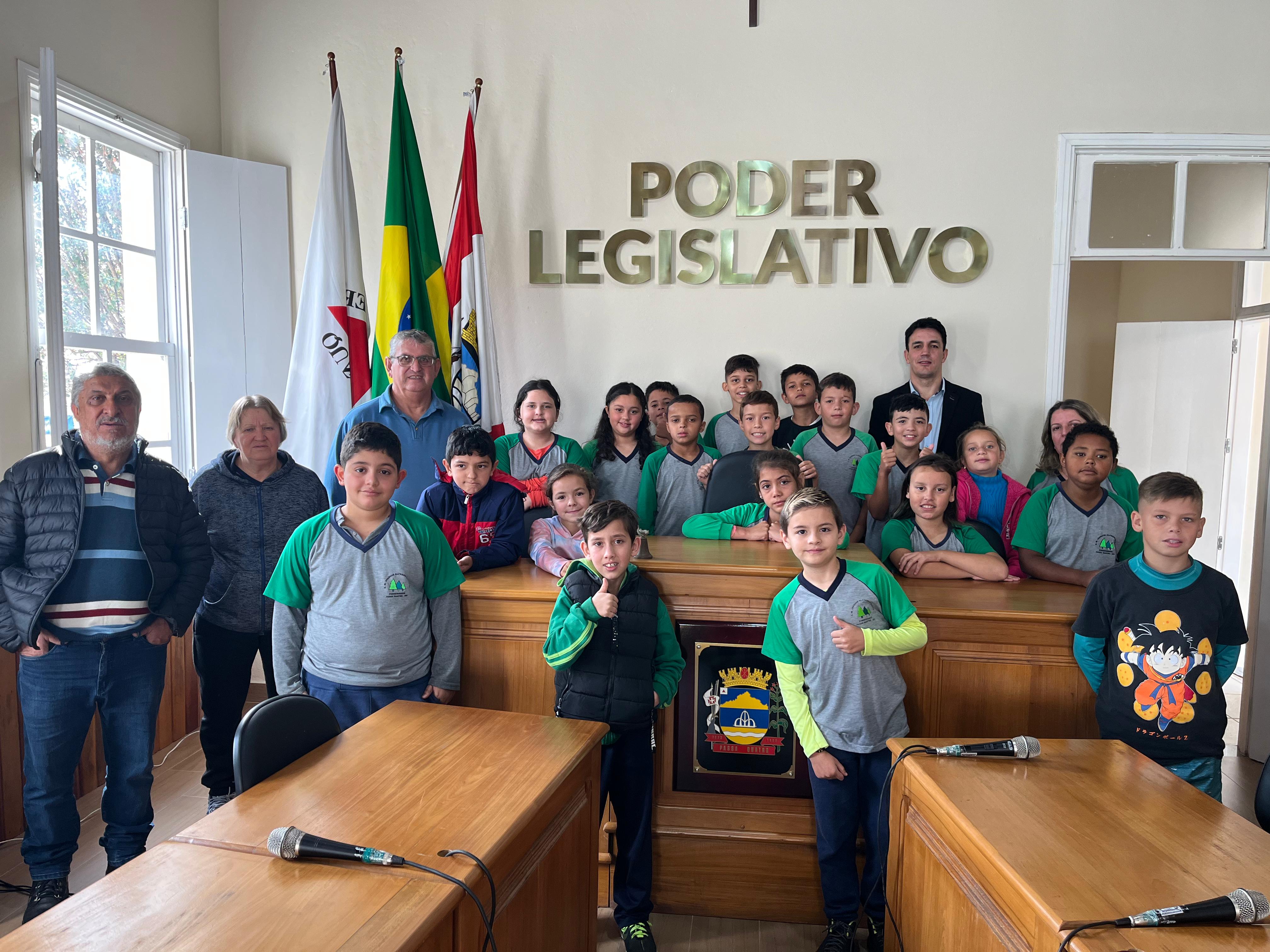 Câmara Municipal recebe visita dos alunos do 4º ano da Escola Municipal Joaquim Alfredo da Motta